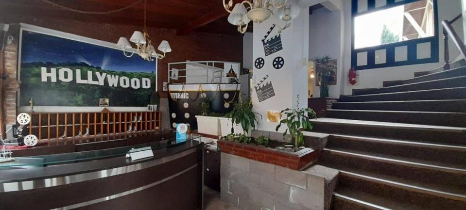 Hotel De Cine Las Golondrinas Villa Gesell Kültér fotó